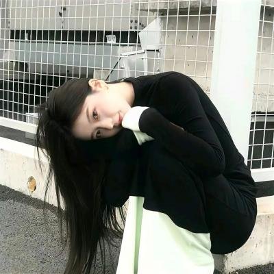 女生向前走